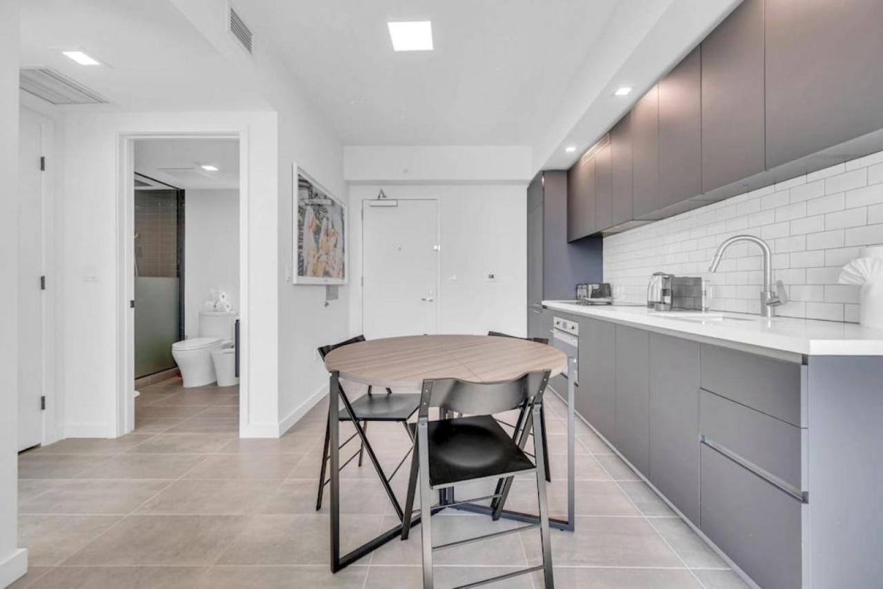 Modern 1 Bed Across From Bayside In Downtown Casa de férias *