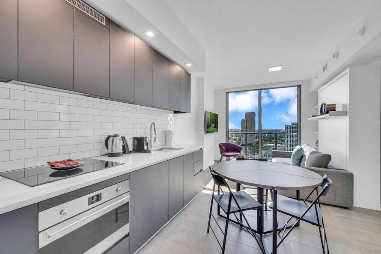 Modern 1 Bed Across From Bayside In Downtown Casa de férias